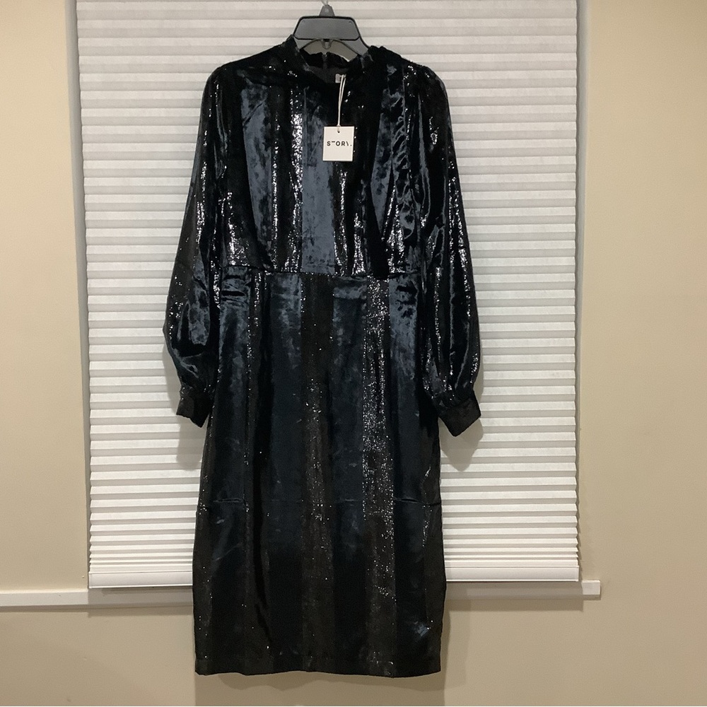 🎉🎉HOST PICK🎉🎉 STORY NWT shiny and velvet striped dress
